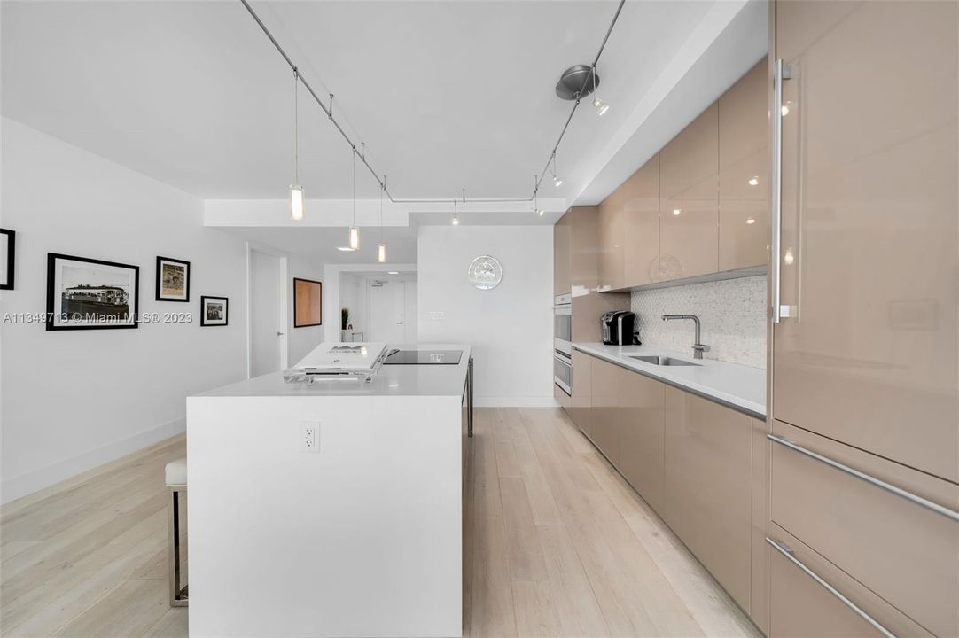 Recently Sold: $2,475,000 (2 beds, 2 baths, 1562 Square Feet)