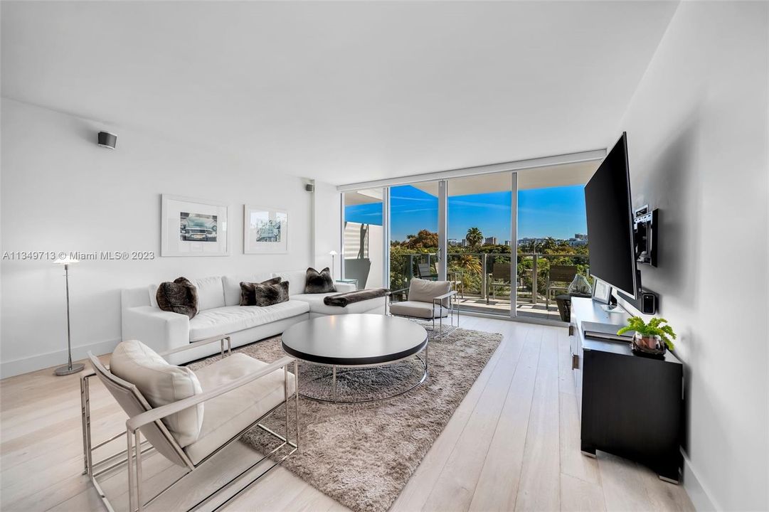 Recently Sold: $2,475,000 (2 beds, 2 baths, 1562 Square Feet)