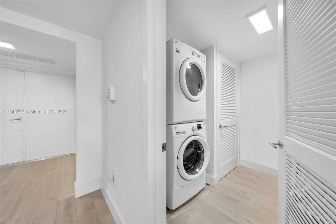 Recently Sold: $2,475,000 (2 beds, 2 baths, 1562 Square Feet)