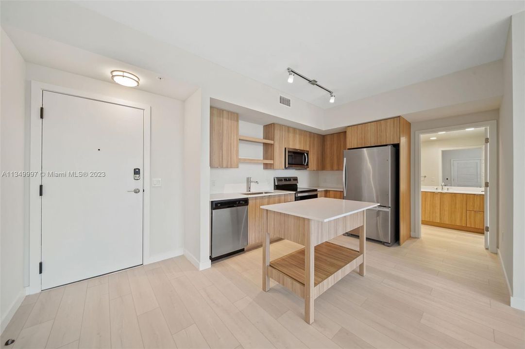 最近租的: $3,001 (2 贝兹, 2 浴室, 1212 平方英尺)