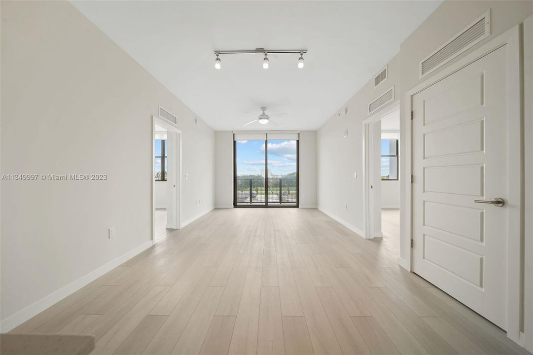 最近租的: $3,001 (2 贝兹, 2 浴室, 1212 平方英尺)