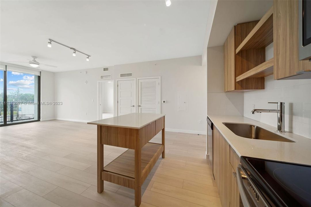 最近租的: $3,001 (2 贝兹, 2 浴室, 1212 平方英尺)