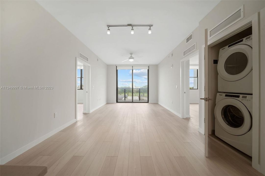 最近租的: $3,001 (2 贝兹, 2 浴室, 1212 平方英尺)