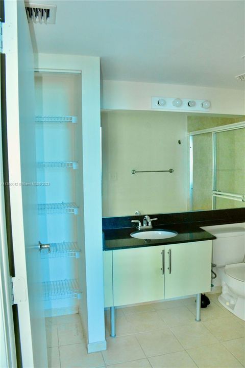 Recientemente alquilado: $3,900 (2 camas, 2 baños, 1051 Pies cuadrados)