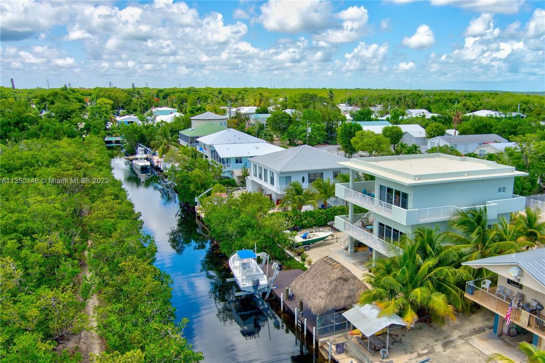 Recently Sold: $2,000,000 (4 beds, 3 baths, 2784 Square Feet)
