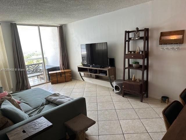 Vendido Recientemente: $499,000 (2 camas, 2 baños, 959 Pies cuadrados)