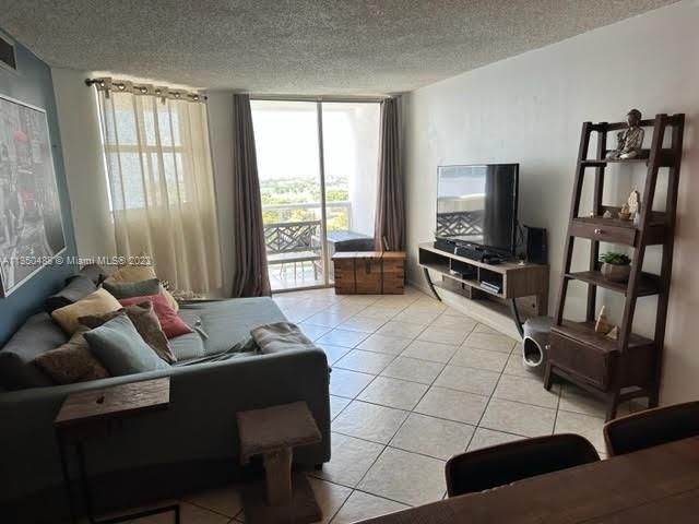 Vendido Recientemente: $499,000 (2 camas, 2 baños, 959 Pies cuadrados)