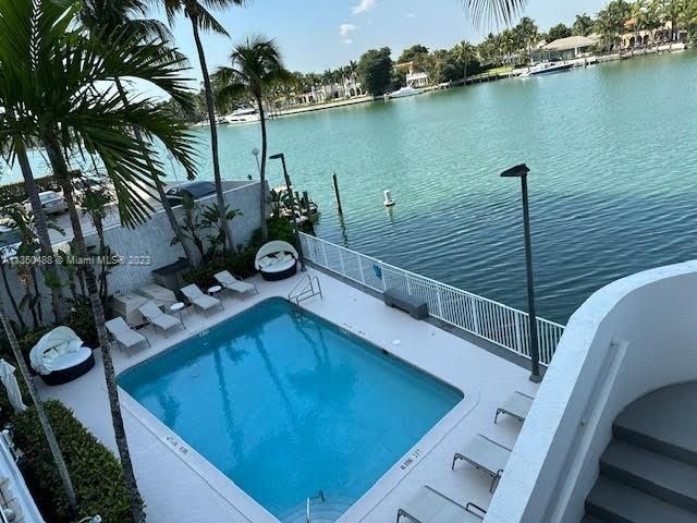 Vendido Recientemente: $499,000 (2 camas, 2 baños, 959 Pies cuadrados)