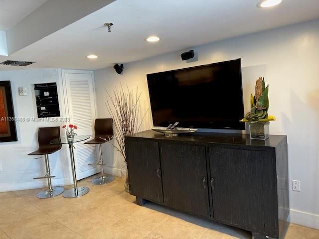 Vendido Recientemente: $499,000 (2 camas, 2 baños, 959 Pies cuadrados)