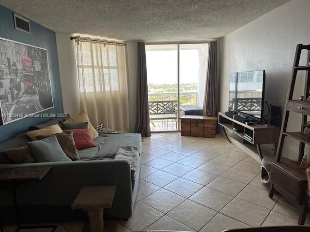 Vendido Recientemente: $499,000 (2 camas, 2 baños, 959 Pies cuadrados)