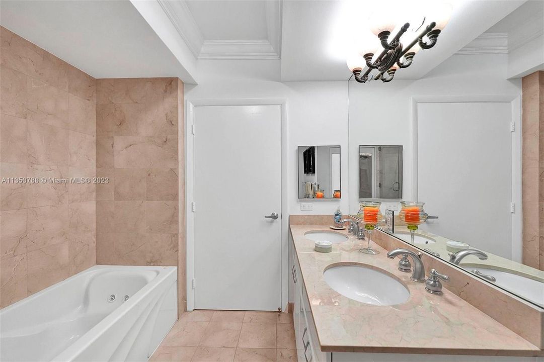 Recently Sold: $749,000 (1 beds, 1 baths, 808 Square Feet)