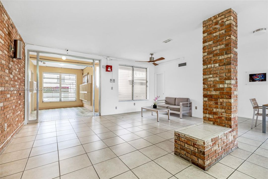 Recently Sold: $238,500 (1 beds, 1 baths, 700 Square Feet)