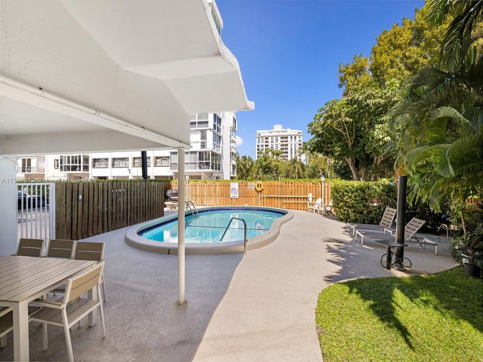 Recently Sold: $825,000 (2 beds, 2 baths, 1365 Square Feet)