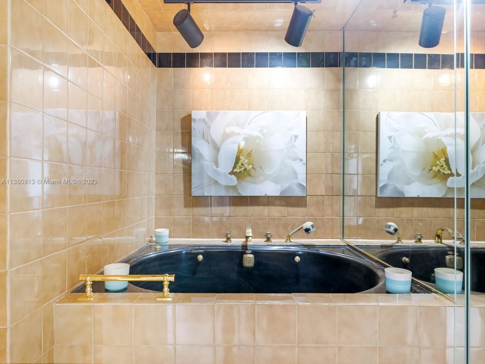 Recently Sold: $825,000 (2 beds, 2 baths, 1365 Square Feet)