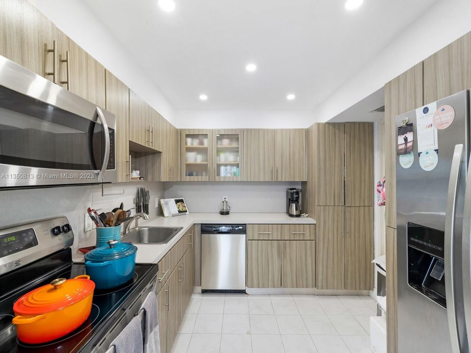 Recently Sold: $825,000 (2 beds, 2 baths, 1365 Square Feet)