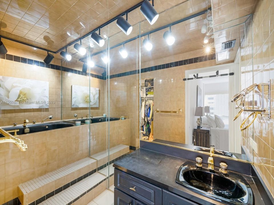 Recently Sold: $825,000 (2 beds, 2 baths, 1365 Square Feet)