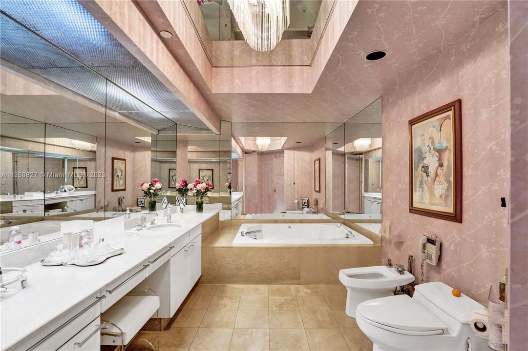 最近售出: $3,690,000 (3 贝兹, 4 浴室, 3670 平方英尺)