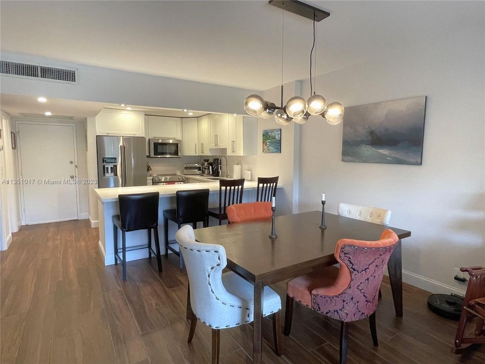 Recently Sold: $450,000 (1 beds, 2 baths, 808 Square Feet)