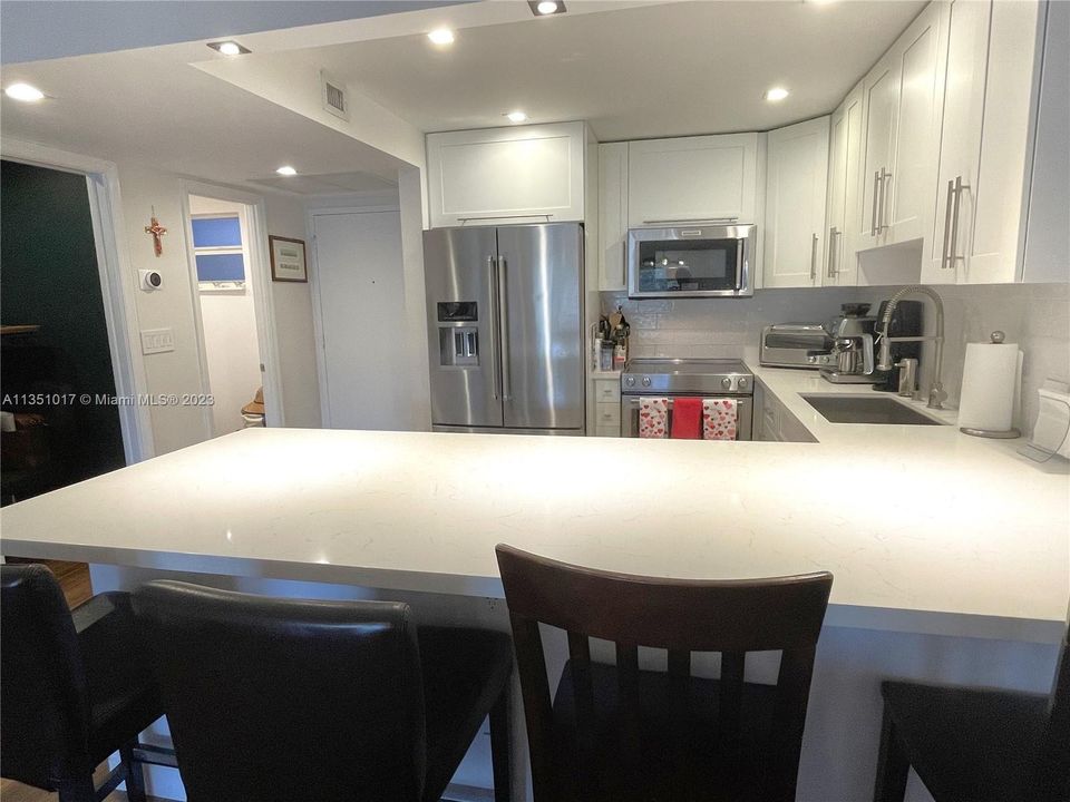 Recently Sold: $450,000 (1 beds, 2 baths, 808 Square Feet)