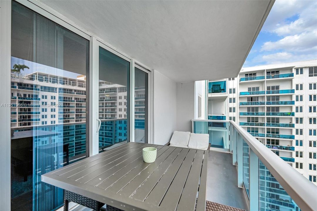 Recently Sold: $1,300,000 (1 beds, 1 baths, 840 Square Feet)