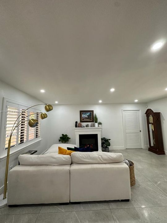 Recently Sold: $1,375,000 (3 beds, 2 baths, 1730 Square Feet)