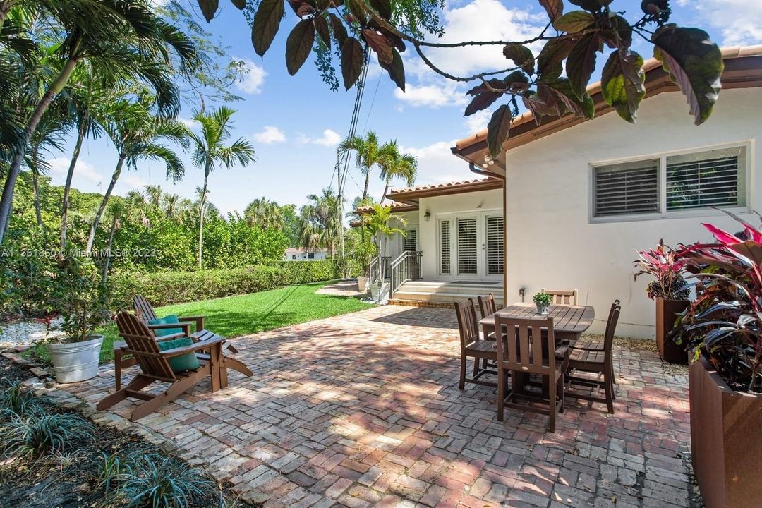 Recently Sold: $1,350,000 (3 beds, 2 baths, 1549 Square Feet)