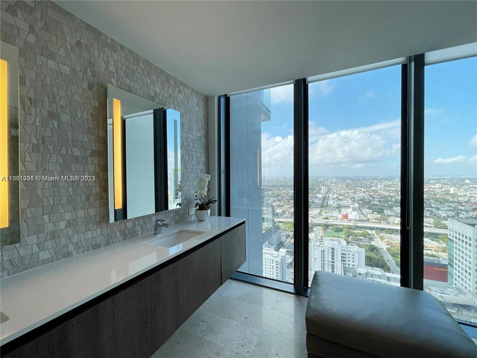 最近售出: $3,200,000 (4 贝兹, 3 浴室, 2997 平方英尺)