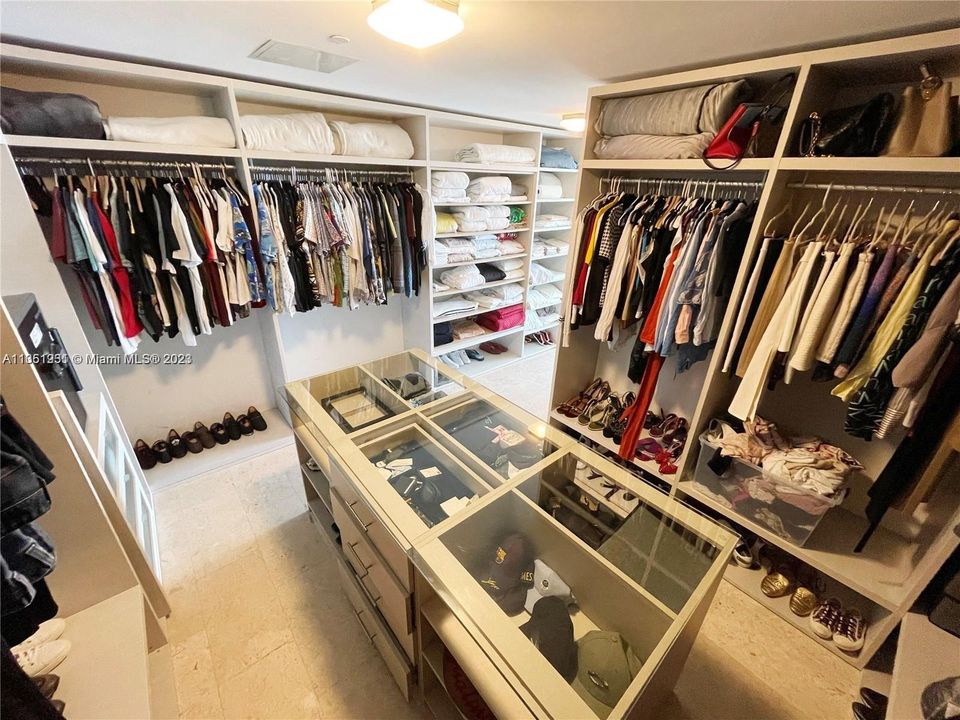 最近售出: $3,200,000 (4 贝兹, 3 浴室, 2997 平方英尺)