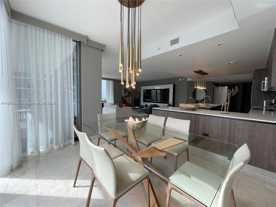 最近售出: $3,200,000 (4 贝兹, 3 浴室, 2997 平方英尺)