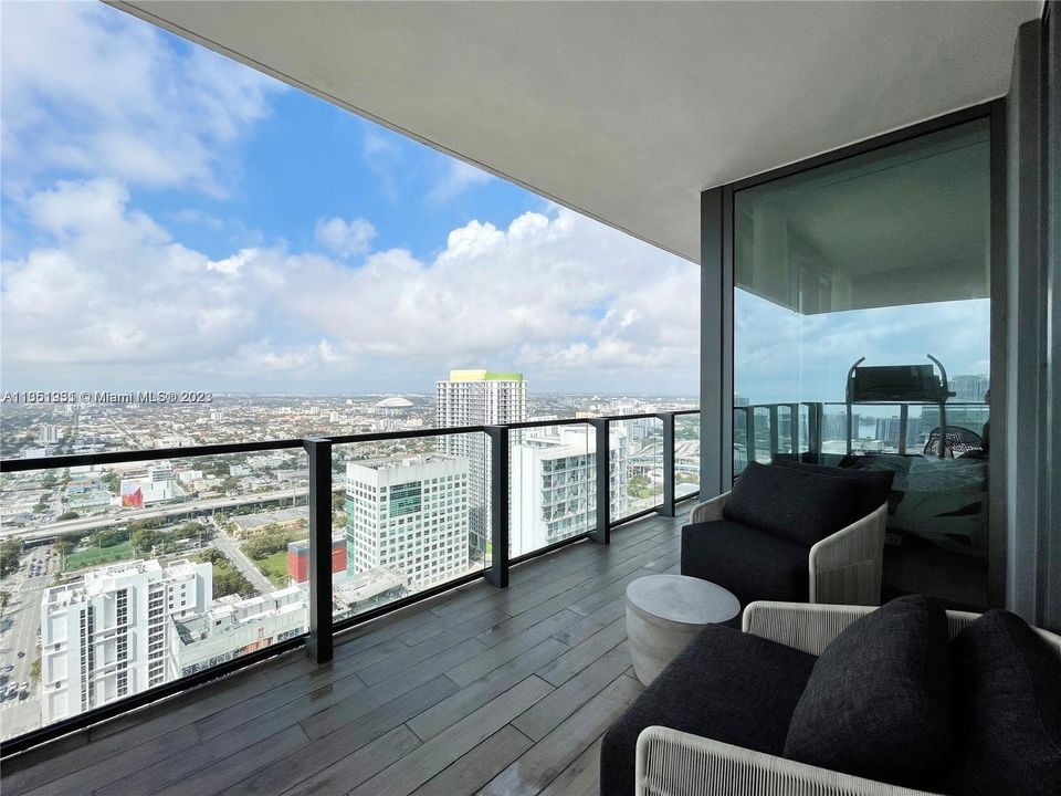 最近售出: $3,200,000 (4 贝兹, 3 浴室, 2997 平方英尺)