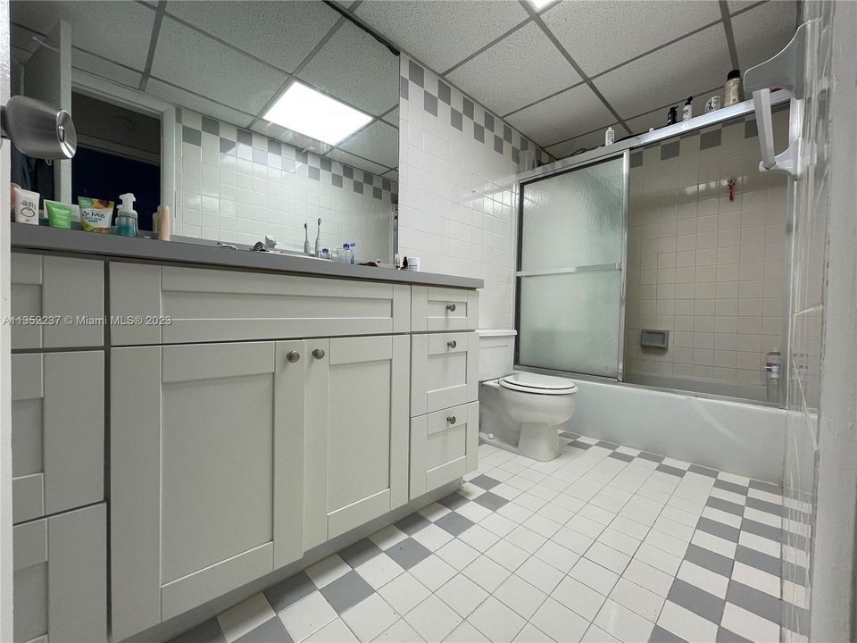 最近租的: $2,400 (2 贝兹, 1 浴室, 759 平方英尺)