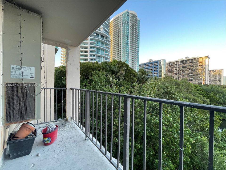Recently Rented: $2,400 (2 beds, 1 baths, 759 Square Feet)