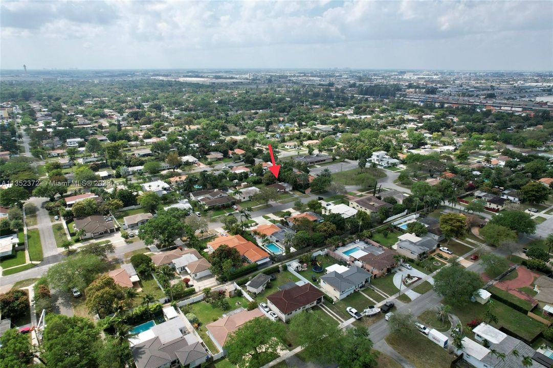 最近售出: $499,000 (2 贝兹, 1 浴室, 880 平方英尺)