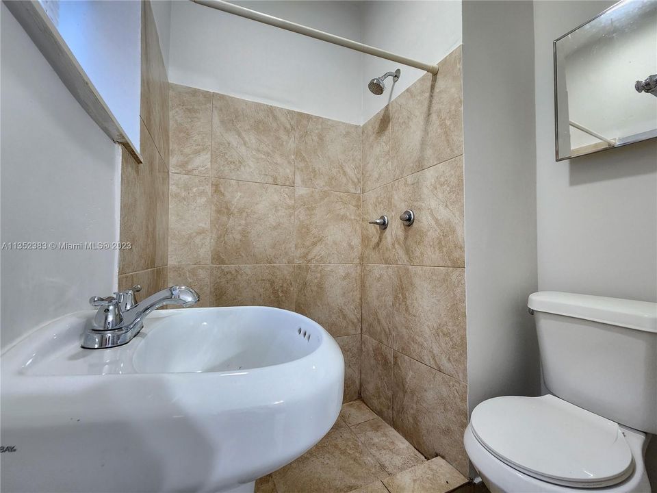 最近租的: $1,200 (0 贝兹, 1 浴室, 200 平方英尺)