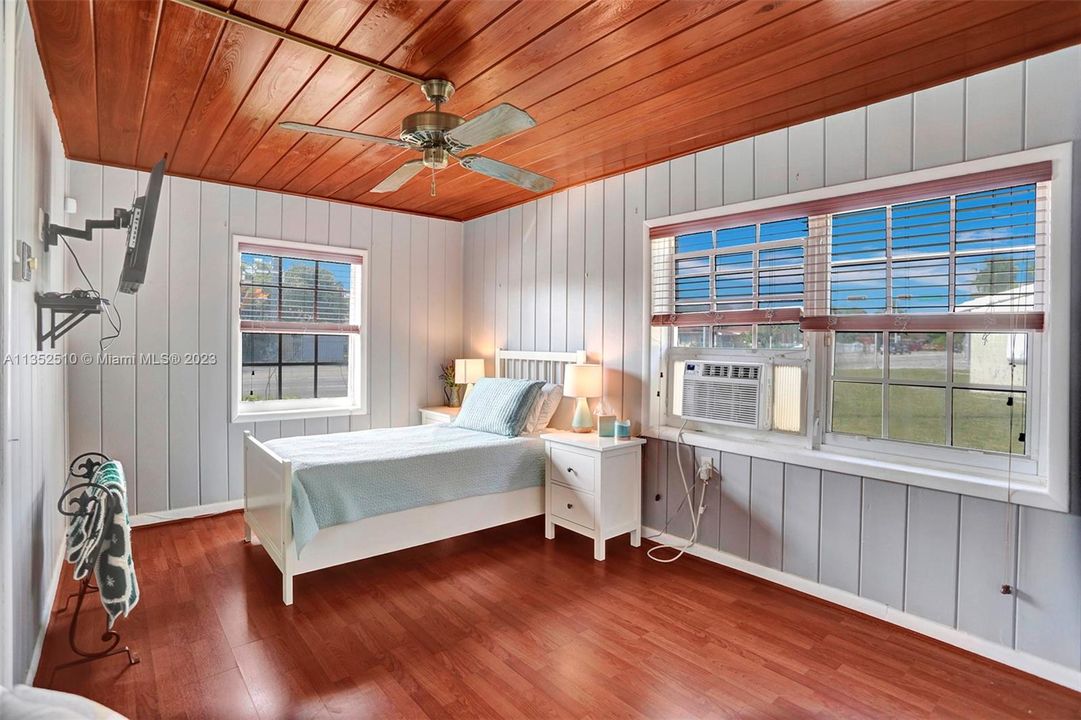 Недавно продано: $499,000 (4 спален, 1 ванн, 1932 Квадратных фут)