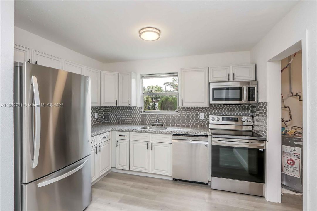 Недавно продано: $399,000 (3 спален, 2 ванн, 1368 Квадратных фут)