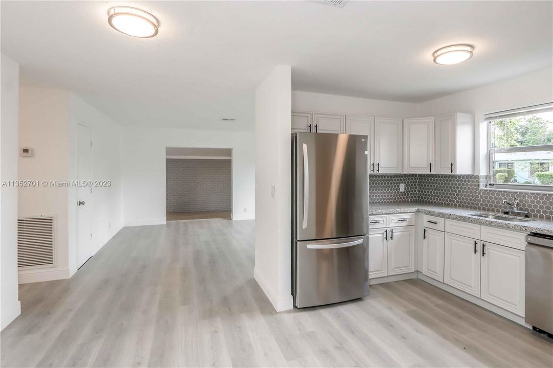 Недавно продано: $399,000 (3 спален, 2 ванн, 1368 Квадратных фут)