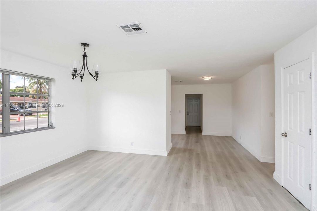 Недавно продано: $399,000 (3 спален, 2 ванн, 1368 Квадратных фут)