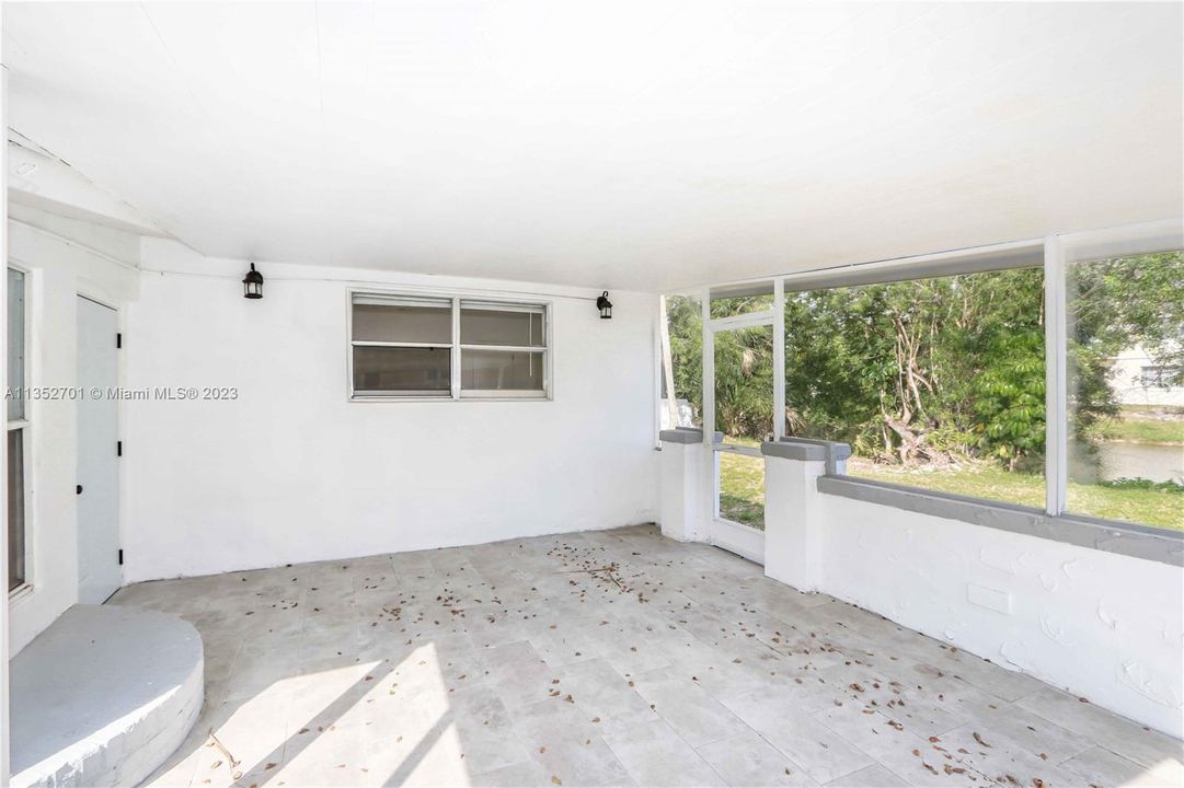 Недавно продано: $399,000 (3 спален, 2 ванн, 1368 Квадратных фут)