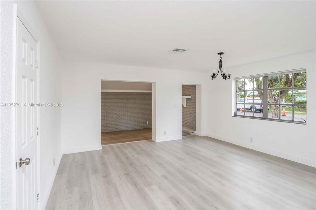 Недавно продано: $399,000 (3 спален, 2 ванн, 1368 Квадратных фут)