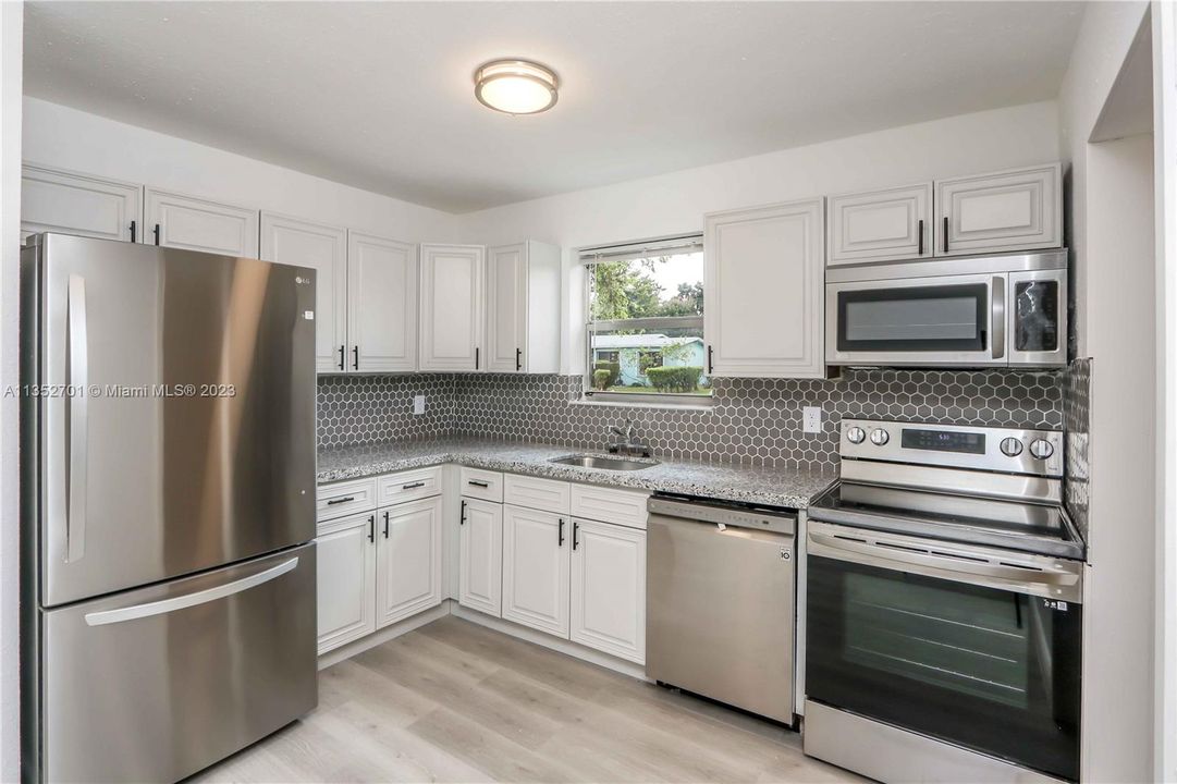 Недавно продано: $399,000 (3 спален, 2 ванн, 1368 Квадратных фут)