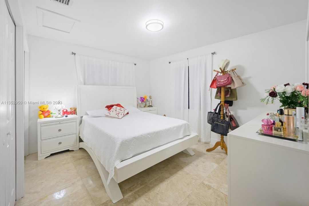 Recently Sold: $599,000 (5 beds, 3 baths, 1810 Square Feet)