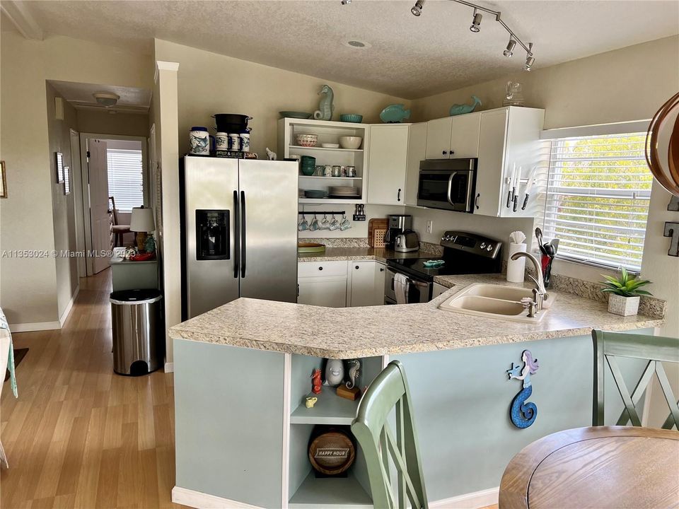 Recently Sold: $799,000 (2 beds, 2 baths, 932 Square Feet)
