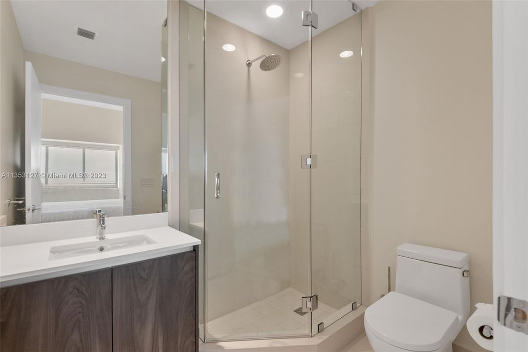 Recently Sold: $1,390,000 (2 beds, 3 baths, 1186 Square Feet)