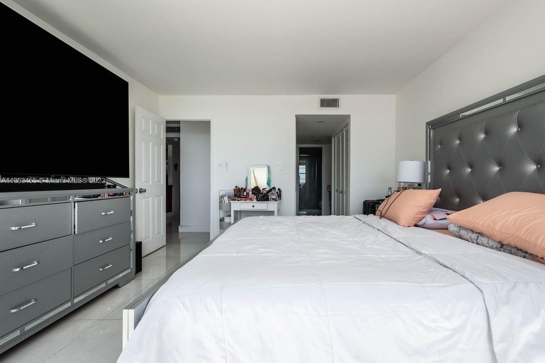 Recently Sold: $298,000 (1 beds, 1 baths, 1005 Square Feet)