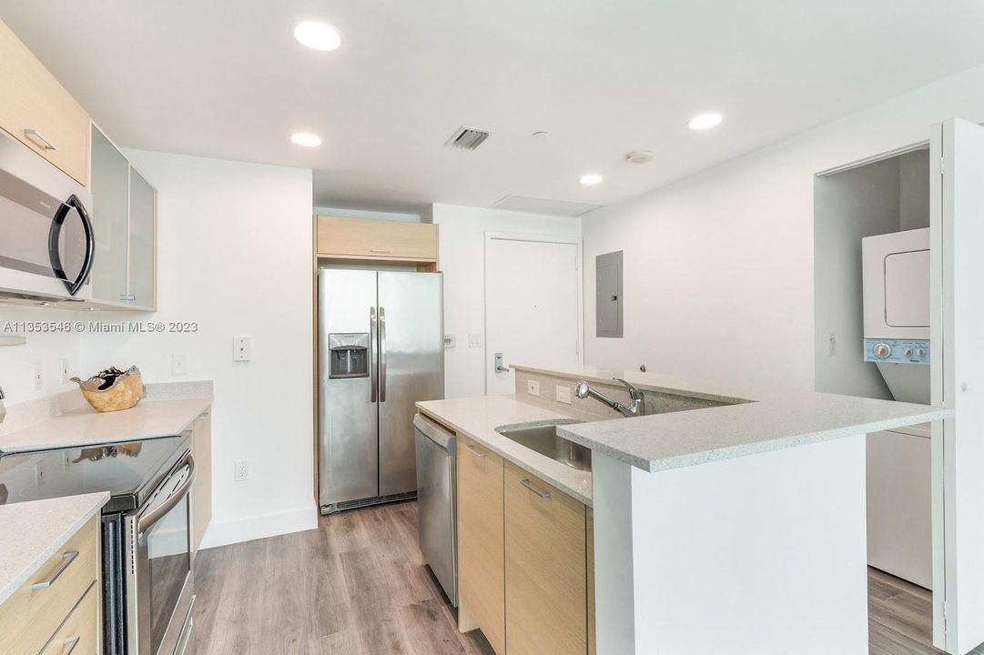 Recently Sold: $495,000 (2 beds, 2 baths, 948 Square Feet)