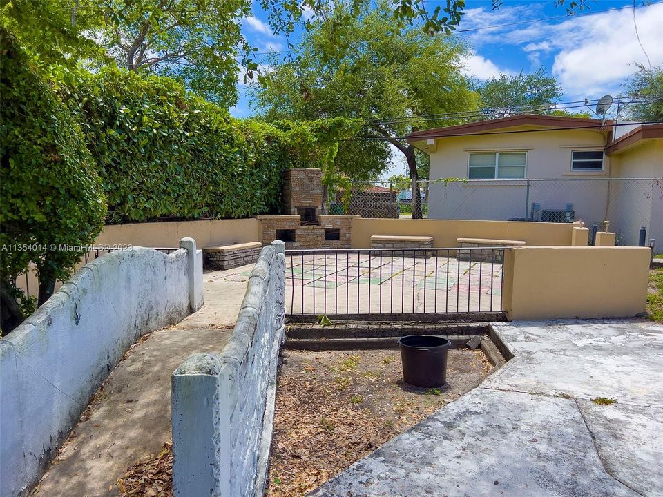 Recently Sold: $850,000 (2 beds, 1 baths, 910 Square Feet)
