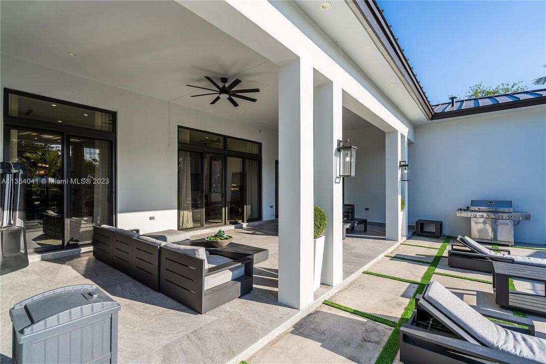 Recently Sold: $3,500,000 (5 beds, 5 baths, 4606 Square Feet)