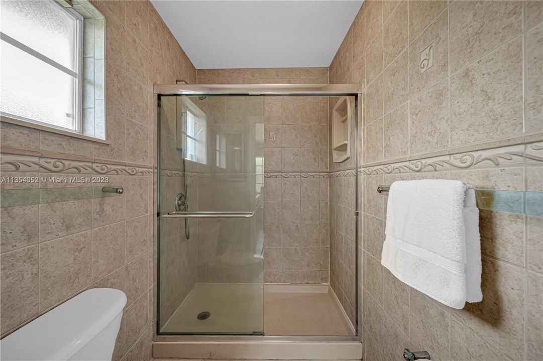最近售出: $889,900 (5 贝兹, 3 浴室, 1859 平方英尺)