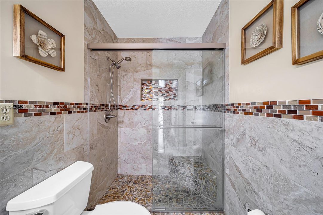 最近售出: $889,900 (5 贝兹, 3 浴室, 1859 平方英尺)